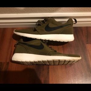 Nike Rose Run Size 12 olive/white